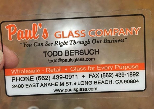 Agar unik dan impresif, jika bisa sesuaikan kartu nama dengan imej perusahaan. Seperti perusahaan kaca yang membuat kartu nama transparan berikut. Foto: notttravis/reddit  