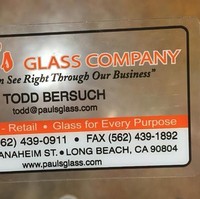 Agar unik dan impresif, jika bisa sesuaikan kartu nama dengan imej perusahaan. Seperti perusahaan kaca yang membuat kartu nama transparan berikut. Foto: notttravis/reddit  