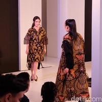 Dengan model rambut bouffant, presenter kelahiran Jakarta, 33 tahun lalu, ini sukses memancarkan  aura glamornya.  (Foto: Daniel Ngantung/Wolipop)