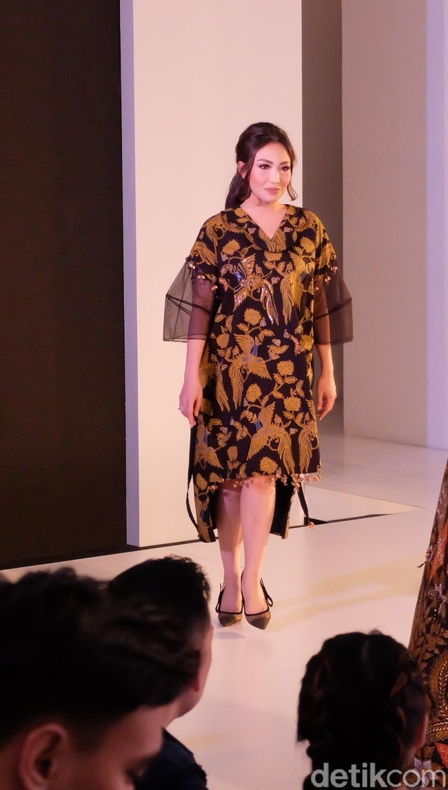 Dengan model rambut bouffant, presenter kelahiran Jakarta, 33 tahun lalu, ini sukses memancarkan  aura glamornya.  (Foto: Daniel Ngantung/Wolipop)