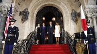 Presiden AS Donald Trump dan Melania menjamu PM Jepang Shinzo Abe untuk makan malam di Florida. Jamuan makan malam digelar di Palm Beach. (Foto: REUTERS/Kevin Lamarque)