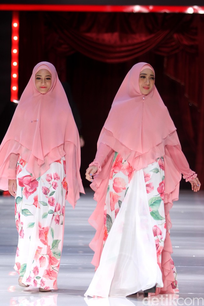 Nia Paramitha dan sang putri, Syahratu Agatha, sama-sama memakai kerudung syari berwarna pink dan dress putih motif bunga berwarna merah. Foto: Mohammad Abduh/Wolipop
