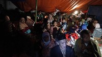 Sejumlah warga mengungsi di tenda darurat akibat rumah mereka roboh karena gempa tektonik dangkal dengan kekuatan 4,4 SR, yang melanda Desa Kasinoman, Kalibening, Banjarnegara, Jawa Tengah, Rabu (18/4). ANTARA FOTO/Idhad Zakaria.