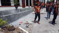 Kami tidak terima karena masa kasus pembunuhan hanya divonis lima sama dua tahun. Di mana keadilan kata salah seorang massa.