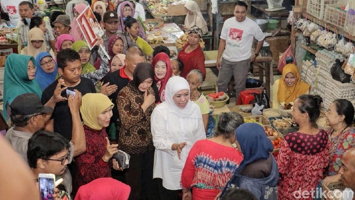 Jualan di Pasar Tambah Rejo, Khofifah Jadi Pedagang Rujak Cingur