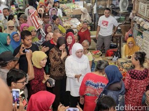 Jualan di Pasar Tambah Rejo, Khofifah Jadi Pedagang Rujak Cingur