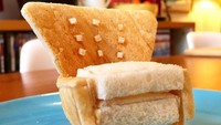 Perry hanya memanfaatkan dua lembar roti panggang, sedikit mentega, dan pisau untuk membuat aneka bentuk roti tawar. Foto: Instagram @2slicesoftoast