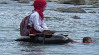 Ban yang ditunggangi siswa ditarik oleh teman sebayanya. Untuk membantu warga, detikcom menggalang dana untuk menyelesaikan proyek tersebut lewat www.kitabisa.com