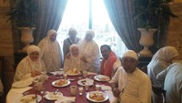 Sedang umroh, pemeran film Si Doel ini terlihat menikmati sarapan bersama keluarga. Foto: Instagram @si.rano