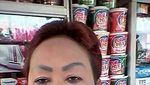 Kocak! 10 Pose Bude Sumiyati Si Bidadari Khayangan di Depan Warung Kelontong