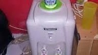 Tanggal tua cuma mampu beli air mineral botol, jadinya gini deh. Dispensernya bukan pakai galon tapi pakai botol. Biasanya anak kost nih, bener nggak? Foto: Istimewa