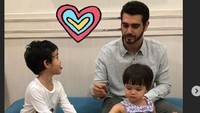 Selain itu Renata juga mengabadikan momen dimana Fachri sedang bermain dengan kedua buah hatinya. (Dok. Instagram/renata711)