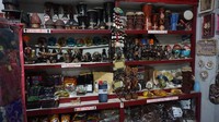 Pertama, ada toko suvenir yang menjual aneka pernak-pernik khas Papua (Shinta/detikTravel)