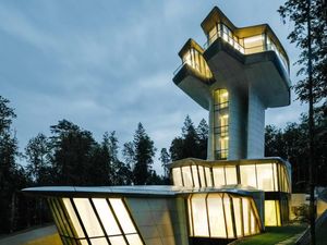 Keren! Rumah Mirip Pesawat Luar Angkasa Mendarat di Tengah Hutan
