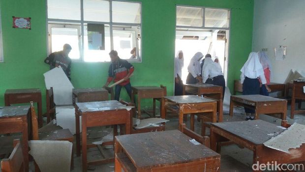 Siswa SMPN 2 Kalibening Banjarnegara kerjabakti.