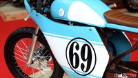 Uniknya di bodi motor dengan guratan biru muda putih seperti bendera Argentina itu ada nomor 69 berwarna hitam. Motor merupakan hasil garapan Rich Richie Ride and Garage (RRRG), Mojosongo, Jebres, Solo.  Foto: Rengga Sancaya