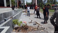 sejumlah fasilitas milik PN Maros rusak oleh massa yang marah. 