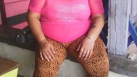 Coba tebak mana makanan di foto ini? Itu tuh di kaki Bude Sumiyati ada bungkus arem-arem. Foto berwajah sendunya ia beri keterangan, Kalau kalian lihat daun pisang bekas bungkus arem arem di bawah bude, begitulah nasib bude sekarang. Dicampakkan. Foto: Instagram budesumiyati