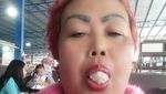 Kocak! 10 Pose Bude Sumiyati Si Bidadari Khayangan di Depan Warung Kelontong