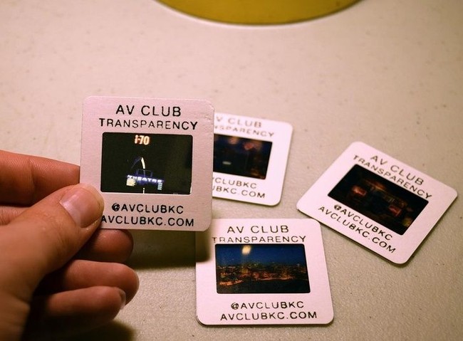 Jika menginginkan sesuatu yang lebih unik, Anda bisa memasukkan foto pada kartu nama seperti berikut. Foto: TimberTheDog/reddit