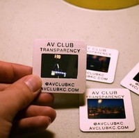 Jika menginginkan sesuatu yang lebih unik, Anda bisa memasukkan foto pada kartu nama seperti berikut. Foto: TimberTheDog/reddit