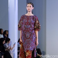 Fashion show Mel Ahyar yang berkolaborasi dengan Iwan Tirta Private yang mengangkat tema ER-LUM di Fashion Nation 2018, Senayan City, Jakarta, Rabu [18/4/2018]. [Foto: Mohammad Abduh/Wolipop]