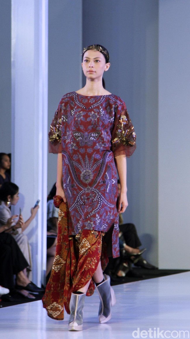 Fashion show Mel Ahyar yang berkolaborasi dengan Iwan Tirta Private yang mengangkat tema ER-LUM di Fashion Nation 2018, Senayan City, Jakarta, Rabu [18/4/2018]. [Foto: Mohammad Abduh/Wolipop]