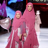 Istri Sultan Djorghi, Annisa Hapsari ikut melenggang dengan busana syari bernuansa fuschia. Ia tampil tak sendiri, tapi bersama sang putri Aqueeni Aziz Djorghi memakai gamis syari serupa. Foto: Mohammad Abduh/Wolipop