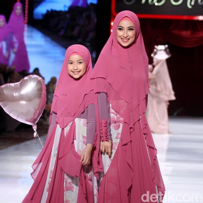 Istri Sultan Djorghi, Annisa Hapsari ikut melenggang dengan busana syari bernuansa fuschia. Ia tampil tak sendiri, tapi bersama sang putri Aqueeni Aziz Djorghi memakai gamis syari serupa. Foto: Mohammad Abduh/Wolipop