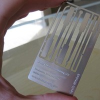 Unik dan sesuai profesi, ini kartu nama sebuah perusahaan consulting keamanan. Dijamin nggak bakal dibuang klien dari dompet. Foto: evil__bob/reddit  