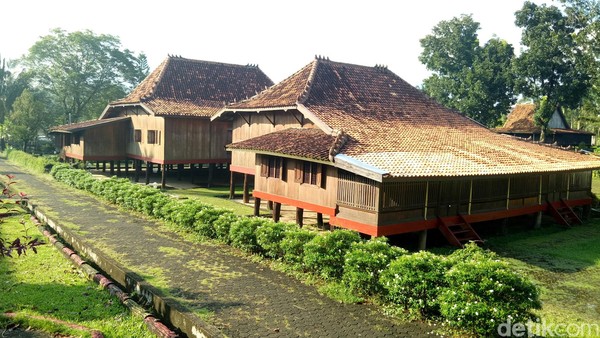 Jumlah Simbar itu berbeda-beda, kalau ada dua itu melambangkan Adam Hawa. Tiga itu melambangkan matahari, bulan dan bintang. Empat itu sahabat nabi dan lima itu menggambarkan rukun islam. (Raja Adil Siregar/detikTravel) Jumlah Simbar itu berbeda-beda, kalau ada dua itu melambangkan Adam Hawa. Tiga itu melambangkan matahari, bulan dan bintang. Empat itu sahabat nabi dan lima itu menggambarkan rukun islam. (Raja Adil Siregar/detikTravel)