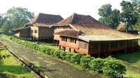 Jumlah Simbar itu berbeda-beda, kalau ada dua itu melambangkan Adam Hawa. Tiga itu melambangkan matahari, bulan dan bintang. Empat itu sahabat nabi dan lima itu menggambarkan rukun islam. (Raja Adil Siregar/detikTravel)