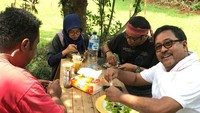 Rano sedang makan siang bersama dengan crew di lokasi syuting. Wah kira-kira lagi makan apa ya? Foto: Instagram @si.rano