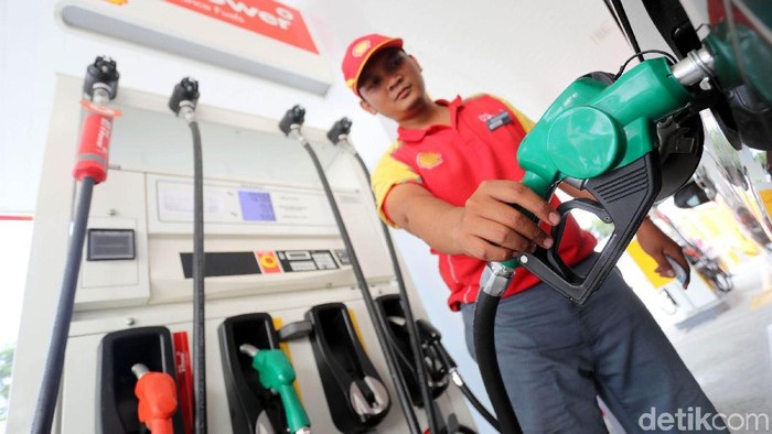 Komisaris Utama  PT Sigma Niaga Gas Kamaluddin Hasyim,  Executive Vice President Retail Shell István Kapitány dan Perwakilan Otoritas Bandara Wilayah I Marthinus Hutasoit secara simbolis melakukan pengisian bahan bakar Shell ke salah satu kendaraan di SPBU Shell di kawasan bisnis Soewarna Bandara Internasional Soekarno Hatta, Tanggerang, Kamis (19/4/2018). SPBU Shell di Kawasan Bisnis Soewarna, Bandara Internasional Soekarno Hatta, Tangerang resmi beroperasi untuk memenuhi kebutuhan bahan bakar berkualitas di salah satu gerbang perekonomian di Indonesia. Grandyos Zafna/detikcom

-. SPBU Shell di kawasan bandara Soekarno Hatta ini diresmikan untuk menjawan=b kebutuhan dan memberikan kemudahan akses bagi para pelanggan untuk mengisi bahan bakar.

-.