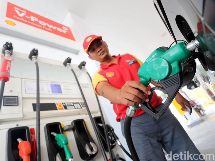 Komisaris Utama  PT Sigma Niaga Gas Kamaluddin Hasyim,  Executive Vice President Retail Shell István Kapitány dan Perwakilan Otoritas Bandara Wilayah I Marthinus Hutasoit secara simbolis melakukan pengisian bahan bakar Shell ke salah satu kendaraan di SPBU Shell di kawasan bisnis Soewarna Bandara Internasional Soekarno Hatta, Tanggerang, Kamis (19/4/2018). SPBU Shell di Kawasan Bisnis Soewarna, Bandara Internasional Soekarno Hatta, Tangerang resmi beroperasi untuk memenuhi kebutuhan bahan bakar berkualitas di salah satu gerbang perekonomian di Indonesia. Grandyos Zafna/detikcom

-. SPBU Shell di kawasan bandara Soekarno Hatta ini diresmikan untuk menjawan=b kebutuhan dan memberikan kemudahan akses bagi para pelanggan untuk mengisi bahan bakar.

-.