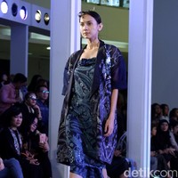 Fashion show Mel Ahyar yang berkolaborasi dengan Iwan Tirta Private yang mengangkat tema ER-LUM di Fashion Nation 2018, Senayan City, Jakarta, Rabu [18/4/2018]. [Foto: Mohammad Abduh/Wolipop]