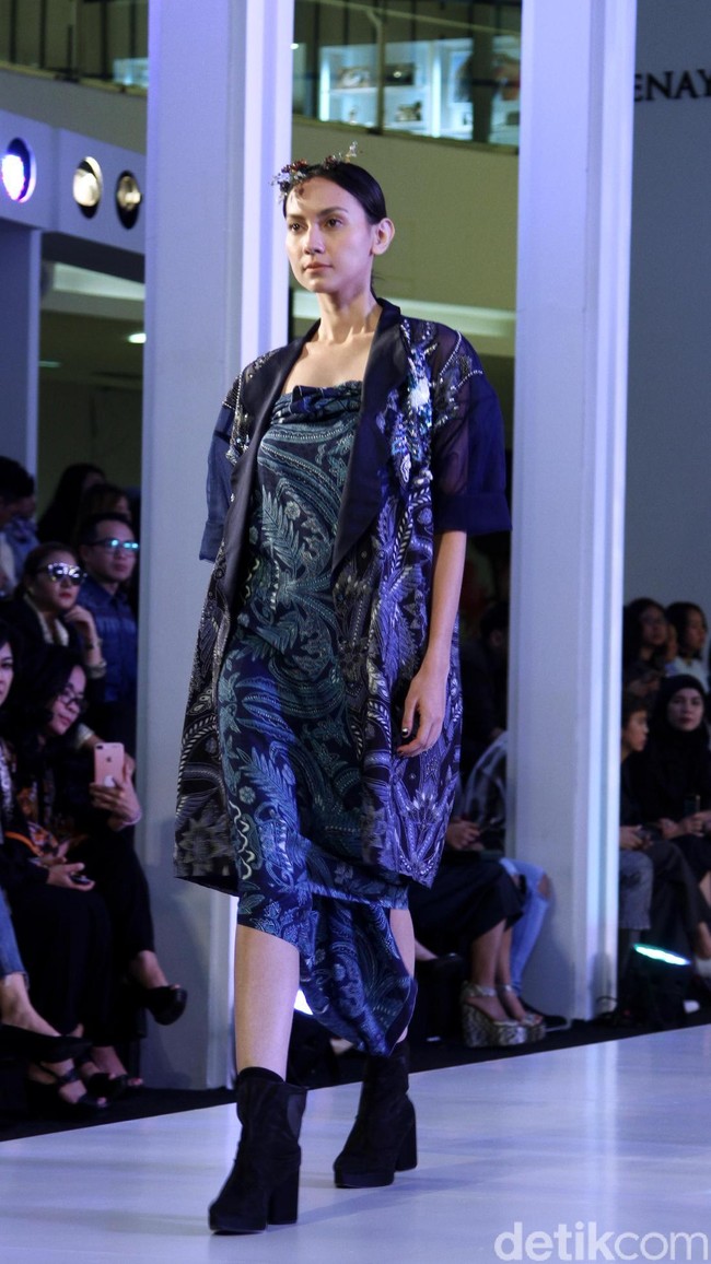 Fashion show Mel Ahyar yang berkolaborasi dengan Iwan Tirta Private yang mengangkat tema ER-LUM di Fashion Nation 2018, Senayan City, Jakarta, Rabu [18/4/2018]. [Foto: Mohammad Abduh/Wolipop]