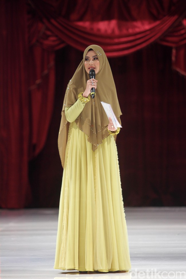 Acara tersebut dibuka oleh Kartika Putri yang tampil cantik dengan balutan busana syari bernuansa lime green. Bahan sifon yang jatuh memberikan tampilan yang elegan.Foto: Mohammad Abduh/Wolipop