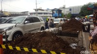 Kawasan Tanah Abang menjadi sorotan karena tambah macet. Macet itu karena ada galian kabel yang memakan satu lajur. Seharusnya satu lajur itu dapat digunakan satu kendaraan sehingga mengakibatkan kemacetan semakin parah. (Foto: Zunita-detikcom)
