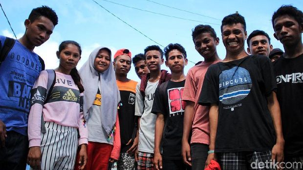 Fahril dan teman-temannya yang bersama melakukan tradisi (Randy/detikTravel)