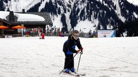 Atau lihat gaya bocah satu ini. Kecil-kecil gini, sudah jago main ski lho! (Wahyu/detikTravel)