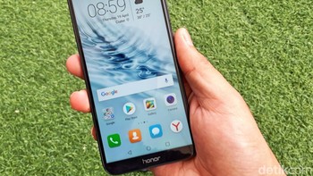 Penampakan depan Honor 9 Lite. Ia nyaman digenggam dan terlihat stylish. Jeroannya mengandalkan chipset HiSilicon Kirin 659 dipadukan RAM 3 GB dan memori internal 32 GB yang dapat ditambah microSD sampai 256 GB. Adapun baterainya 3.000 mAh. Foto: detikinet