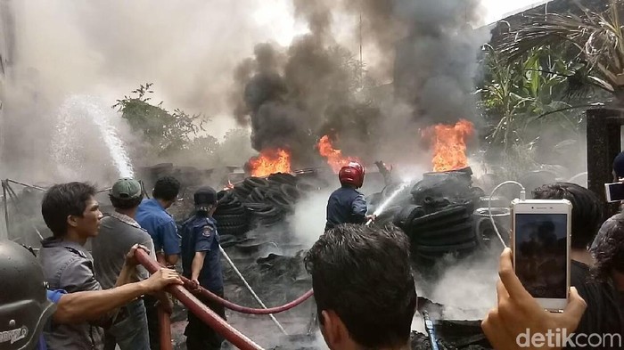 Ribuan Ban Bekas Terbakar di Medan, 8 Damkar Dikerahkan