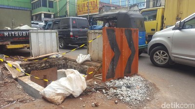 Penampakan Galian Kabel yang Bikin Tanah Abang Makin Macet