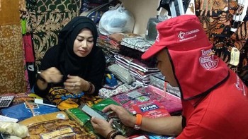 Sosialisasi pengguna kartu prabayar Telkomsel itu juga dilakukan di pusat perbelanjaan. Begini nih suasananya.