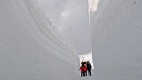 Foto: Selain itu, Snow Wall Walk di Rute Alpine Tateyama Kurobe juga menawarkan sumber mata air panas tertinggi di Jepang di sana (CNN Travel)