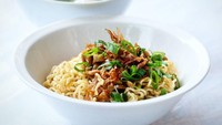 Ini dia mie ayam kesukaan Rano Karno. Mie yang kenyal dengan paduan potongan daging ayam. Hmm, mantap! Foto: Instagram @si.rano