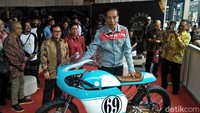 Pertama kali, dirinya tampak sungkan saat ingin menaiki motor Gibran saat dipersilakan oleh berbagai pihak. Namun tidak butuh waktu lama, dengan percaya diri ia langsung menghampirinya. Ruly Kurniawan/detikcom.