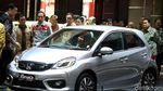 Gaya Jokowi Pakai Jaket Jins Viralnya Saat Buka IIMS
