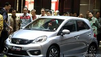 Usai pembukaan, Jokowi bersama Airlangga dan Menteri Sekretaris Negara sempat mengunjungi beberapa booth di Hall A1 Jiexpo Kemayoran, seperti Honda, Toyota, Mitsubishi, Suzuki, dan DFSK.